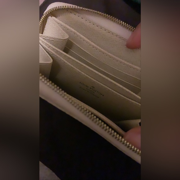 Louis Vuitton card holder - Picture 2 of 2